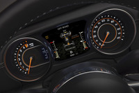 計器類のデジタル化も進められており、メーターパネルの中央にはカラーのマルチインフォメーションディスプレイが備わる。