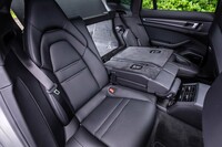 リアシートの左側席・中央席を倒した様子。乗員と荷物に合わせてフレキシブルにアレンジできる。