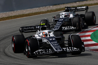 アルファタウリは、予選で角田裕毅(写真手前)13位、プラクティスでオーバーヒートが起き走行時間が少なかったピエール・ガスリー(同後ろ)は14位と2台ともQ3に進むことはできず。だがレースでは角田が早速ポイント圏内に駒を進め、落ち着いた走りで今季3度目の入賞となる10位でゴール。ガスリーは接触の影響でマシンのダウンフォースが失われ苦戦し、13位完走。チームは6戦して5回入賞、17点を獲得し現在コンストラクターズランキング7位となっている。このうち11点を角田が稼ぎ出しており、2年目の成長がうかがえる。(Photo=Getty Images / Red Bull Content Pool)