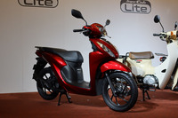 新基準原付の法規に適合する「ホンダ・ディオ110 Lite」の空冷4ストローク単気筒OHCエンジンは、最高出力は3.7kW(5.0PS)、最大トルク7.6N・mを発生。前後14インチの大径ホイールや前後輪連動のコンビブレーキシステム、ベースとなる「ディオ110」よりもシート高が15mm低い745mmとなる専用ローシートなども備わる。