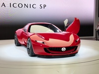 ドアの開き方はまぎれもなくスーパーカーだ。