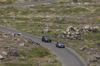 ジャガーのPHEVは搭載エンジンが異なっても、EVモードではラグジュアリーブランドらしい上質で静粛性の高い走りを、強い加速を求めるシーンではエンジンとモーターが協調しシームレスで力強い加速を提供する。