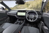 インテリアには「NX」や「RX」と同じ「Tazuna Concept」を採用。ヘッドアップディスプレイとメーターパネル、メーターパネルとセンターディスプレイを流れるように配置することで視線移動をスムーズにしている。