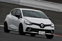 富士スピードウェイのレーシングコースを行く「ルーテシア ルノー・スポール トロフィー」。