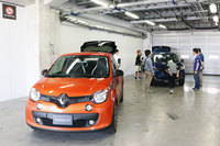 2018年に入ってから日本に正式導入された2台の最新モデル。手前が「トゥインゴGT」。奥で来場者に囲まれているのが「カジャー」だ。