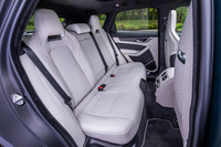 フロントシートと同じヘッドレスト一体型のデザインが特徴的な「FペースSVR」のリアシート。背もたれには40:20:40の分割可倒機構が備わる。