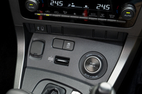 センターコンソールの前端にはドライブモード用のトグルと4WDの前後トルク配分用のダイヤルを搭載。たびたび操作するものではないが、縦引きサイドブレーキがあるとアクセスしにくい。