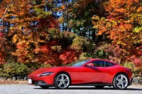 フェラーリの新型FRモデル「ローマ」。「1950~1960年代におけるイタリア・ローマのライフスタイル、ドルチェヴィータ(華やかで自由気ままな生き方)を現代的に解釈したモデル」というコンセプトから、その都市名が与えられている。