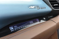 助手席の前方には、エンジン回転計や走行モードなどを表示する液晶画面が配される。これにより、同乗車も車両の状態が確認できる。