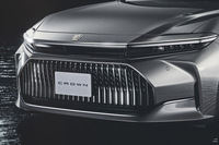 清水「どうしてもこの柵みたいな縦桟のグリルが気になるんですよねぇ」
ほった「あと、その上の細すぎるバンパーですかね。くちびるをまくって歯をむいてるみたいに見えませんか?」