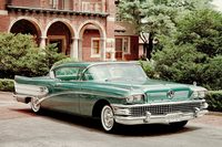 1950年代、アメリカではメッキとテールフィンで着飾ったきらびやかなクルマが、街を行き来していた。写真は1958年型「ビュイック・スーパー リヴィエラ クーペ」。