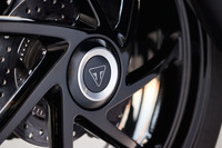 改良型「トライアンフ・スピードトリプル1200RS」が登場 ライダーをアシストする最新技術も搭載の画像