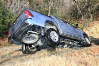 仮に片側の車輪が浮いてしまうような凹凸がある場所であっても、4WDのローレンジとリアデフロックで切り抜けられた。ボディーはミシリともいわず、剛性の高さをうかがわせた。