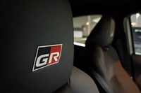 ヘッドレストに「GR」のロゴが入る「AIRNUBUCK+合成皮革」の表皮で仕立てられた専用スポーティーシートを標準で装備。握りやすいディンプル付き本革巻き3本スポークステアリングホイールもマニア心をくすぐる。