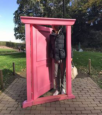 「どこでもドアで、どこに行こう?」状態の筆者。藤子・F・不二雄ミュージアムにて。