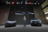 2026年4月14日、日産自動車は長期のビジネス戦略に関する発表会を開催。その会場で、イヴァン・エスピノーサCEO(写真中央)が次期「スカイライン」「GT-R」などについて言及した。同日に披露された写真の車両は、左が「ジュークEV」、右が新型「エクストレイル/ローグ」である。