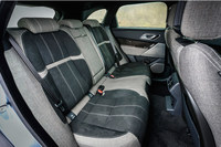 後席は40:20:40の分割可倒式。テスト車には従来のレザー素材に加え、クヴァドラ社とのコラボレーションで誕生したプレミアムテキスタイルが採用されていた。