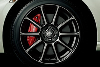 専用17インチアルミホイールの奥にはブレンボ製ベンチレーテッドディスクブレーキが備わる。