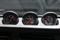 ダッシュボード状の3連メーターは、左から電圧計、ターボ回転計、ブースト計に変更された。