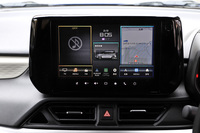 スズキとしてはこれが初採用となる9インチのディスプレイオーディオ。通信サービス「スズキコネクト」に対応したり、USBポート(Type-A/Type-C)に加えてオプションでワイヤレス充電器(スズキ初)を用意したりと、このあたりの機能・装備も劇的に強化された。