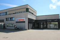 元アルファ・ロメオのショールームは長らく空き家だったが、ようやく2017年春に、サッシ屋さんがテナントとして入った。(下写真に続く)