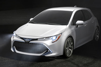 トヨタがかつて提唱していたフロントデザイン「キーンルック」のわかりやすい例といえば「カローラ スポーツ」。左右のヘッドランプをつなぎ、巨大なロワグリルで下部に存在感を持たせ……と、その特徴は「クラウン セダン」などにも受け継がれている。