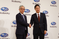 握手を交わす中村知美社長と大崎 篤氏。中村氏は2023年4月よりスバルの取締役会長となり、大崎新社長をサポートしていくこととなる。