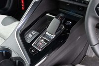 変速機はアイシン製8段AT「EAT8」の改良版である「e-EAT8」を搭載。PHEV化によってユニットサイズが拡大したため、エンジンの搭載位置も右にオフセットしている。