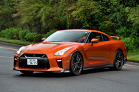 日産GT-Rプレミアムエディション
	ボディーサイズ:全長×全幅×全高=4710×1895×1370mm/ホイールベース:2780mm/車重:1770kg/駆動方式:4WD/エンジン:3.8リッターV6 DOHC 24バルブ ツインターボ/トランスミッション:6段AT/最高出力:570ps(419kW)/6800rpm/最大トルク:637Nm(65.0kgm)/3300-5800rpm/タイヤ:(前)255/40R20 (後)285/35R20/価格:1170万5040円