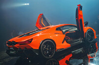 「レヴエルト」の日本発表会より。 
	清水「少なくとも、日本でランボを買おうって層に、“もうちょっと理性的な客層”なんてものはないと思うな!」 
	ほった「ドアは上に開いてなんぼ、世界でも異常にV12ランボの販売比率が高い国ですもんね」