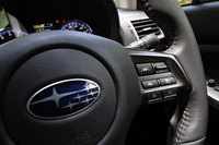 クルーズコントロールの操作スイッチや走行モードの選択ボタンは、ステアリングホイールのスポーク部に置かれる。