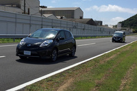 電気自動車の「リーフ」を先行車に追従走行中。