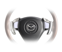 ステアリングスポーク上部と裏側のボタン&パドルでギアを変えられる「アクティブマチック」。実際には、パドルの手前に、オーディオコントロールスイッチを備えたスポークが左右に横切る。