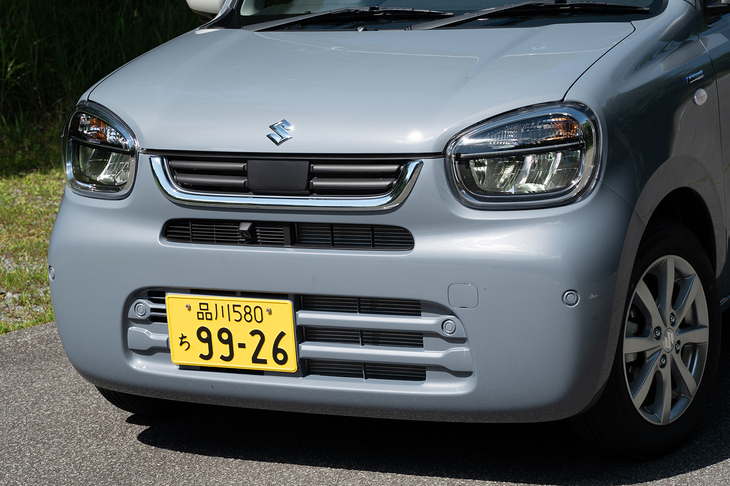 左右のヘッドランプ間にグリル風の加飾が加わった。それに伴いスズキの「S」エンブレムはボンネット先端に移されている。