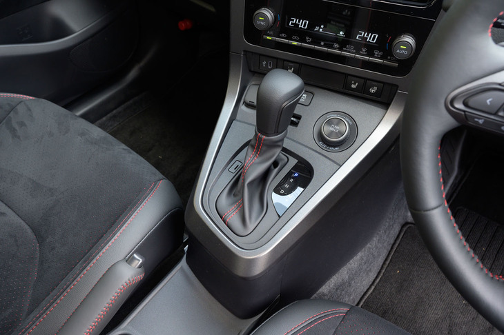 シフトセレクターは6段MTモデルと同じ位置に搭載。かつてはライト版「GRヤリス」ともいうべき「RS」(FF/CVT)が設定されていたが、「GR-DAT」搭載モデルの登場とともに販売が終了している。