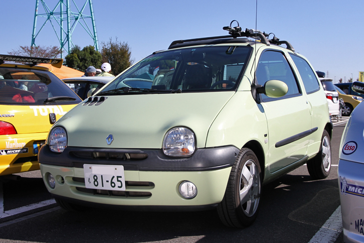 愛らしい顔つきの初代「ルノー・トゥインゴ」。淡いグリーンの色合いもおしゃれ。