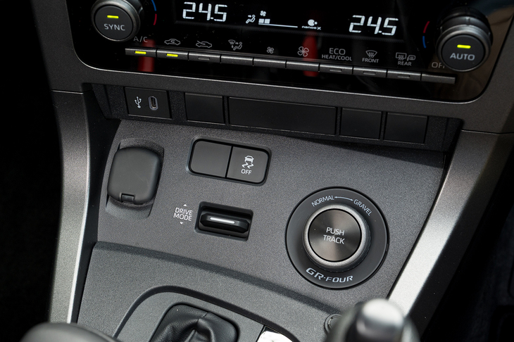 センターコンソールの前端にはドライブモード用のトグルと4WDの前後トルク配分用のダイヤルを搭載。たびたび操作するものではないが、縦引きサイドブレーキがあるとアクセスしにくい。