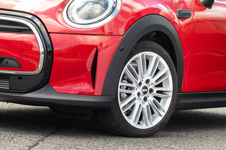 タイヤサイズは175/65R15が標準。試乗車にはオプションの17インチアルミホイールと、205/45R17サイズのタイヤが装着されていた。