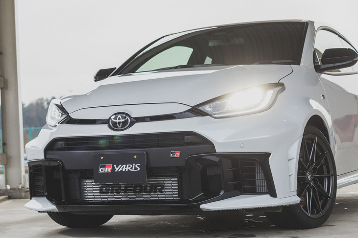 フロントまわりのデザインを刷新。中央部のグリルが強度と軽さを両立するスチールメッシュになったほか、両サイドにも大きな開口部が設けられた。バンパーは破損部位だけを交換できる3ピース構造に。