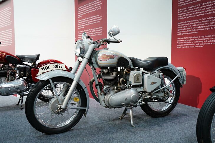 会場に展示された1960年製の「ロイヤルエンフィールド・ブリット」。長い歴史のなかで、たびたび大幅な刷新を受けてきたブリットだが、1950年代には最新のモデルに通じるスタイルが確立されていた。