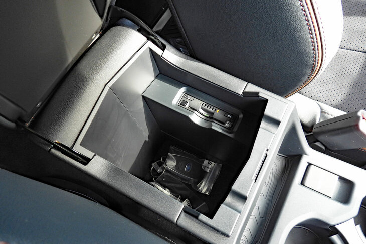 スバル・フォレスター スポーツEX(コンソールボックス)