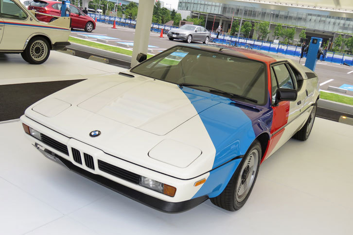1981年「BMW M1」
			BMWの市販車として初めてミドシップレイアウトを採用。今日に続く「BMW Mモデル」の端緒となった。