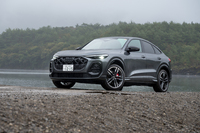 今回の試乗車は2025年7月に国内導入された「アウディSQ5スポーツバック」(1058万円)。クーペスタイルではない普通の「SQ5」もラインナップされている。