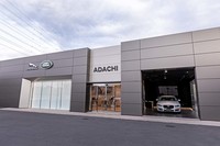 商談棟の右側が、購入後の納車イベントを行ってくれるハンドオーバールームになっている。天候に関係なく、納車車両の最終確認や取り扱いの説明が受けられるとユーザーからも好評だという。