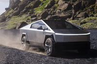 角度によっては、前後でフェンダーの高さが違うように見えることも。これはショルダーラインが斜めに走っており(後ろにいくほど上へあがる)、前と後ろでフェンダーとラインとの距離が違うためだ。