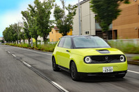 「ホンダe」の乗り心地は、フィアットのそれより落ち着きのあるもの。加速の特性についても、わかりやすいEVらしさよりリニアな操作性や運転のしやすさを重視したものとなっている。