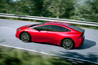 4WD車の「E-Four」は、従来型よりリアモーターを大幅に高出力化。雪道などでの登坂性能に加え、旋回性能も向上しているという。