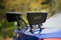 試乗車は「NBR CHALLENGE PACKAGE」。「スバルWRX STI」が参戦を続けるニュルブルクリンク24時間レースにおいて、2015年、2016年とスバルがクラス優勝したことを記念して設定された。写真のリアスポイラーや、専用のブラックアルミホイールなどを装備する。