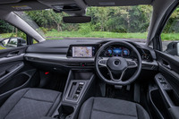 インテリアデザインは、2021年6月に国内導入された8代目「ゴルフ」に準じたもの。メーターからセンターコンソール上部のタッチ式ディスプレイまでを連続させた、特徴的なインストゥルメントパネルが目を引く。