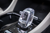 センターコンソールに配置されたレバー式のシフトセレクター。「XC40」のトランスミッションは全車共通で、トルコン式の8段ATが採用されている。